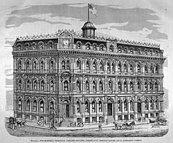 Dessin de l'édifice, l'année de son ouverture. Trois travées jamais construites sont ajoutées à droite sur ce dessin, en lieu et place de l’autre immeuble de la compagnie (pourtant conservé). Remarquer les trois entrées et le lanterneau entouré de fils au sommet.L’opinion publique, 25 juin 1874. 