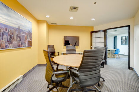 La salle de réunion New York, conçue pour quatre personnes, offre un espace professionnel confortable avec des équipements modernes. Parfaite pour des réunions productives au centre d'affaires Rezomont à Montréal.