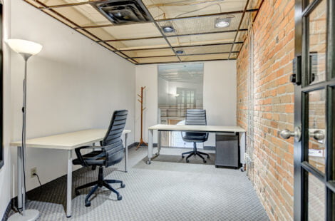 Découvrez le bureau Sydney au centre d'affaires Rezomont à Montréal, un espace de travail privé et élégant. Idéal pour les petites équipes ou les professionnels, avec location à la demi-journée ou à la journée.