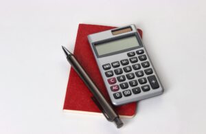 Calculette avec un stylo et un carnet