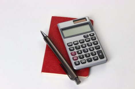 Calculette avec un stylo et un carnet