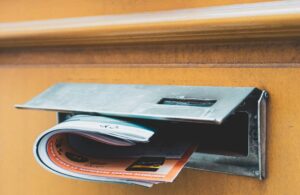Courrier dans une boîte aux lettre sur une porte en bois