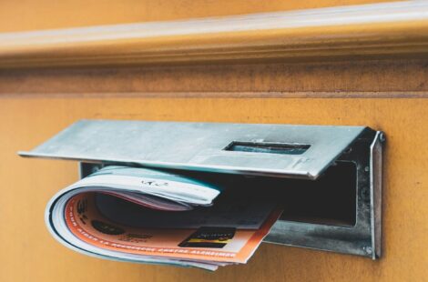 Courrier dans une boîte aux lettre sur une porte en bois