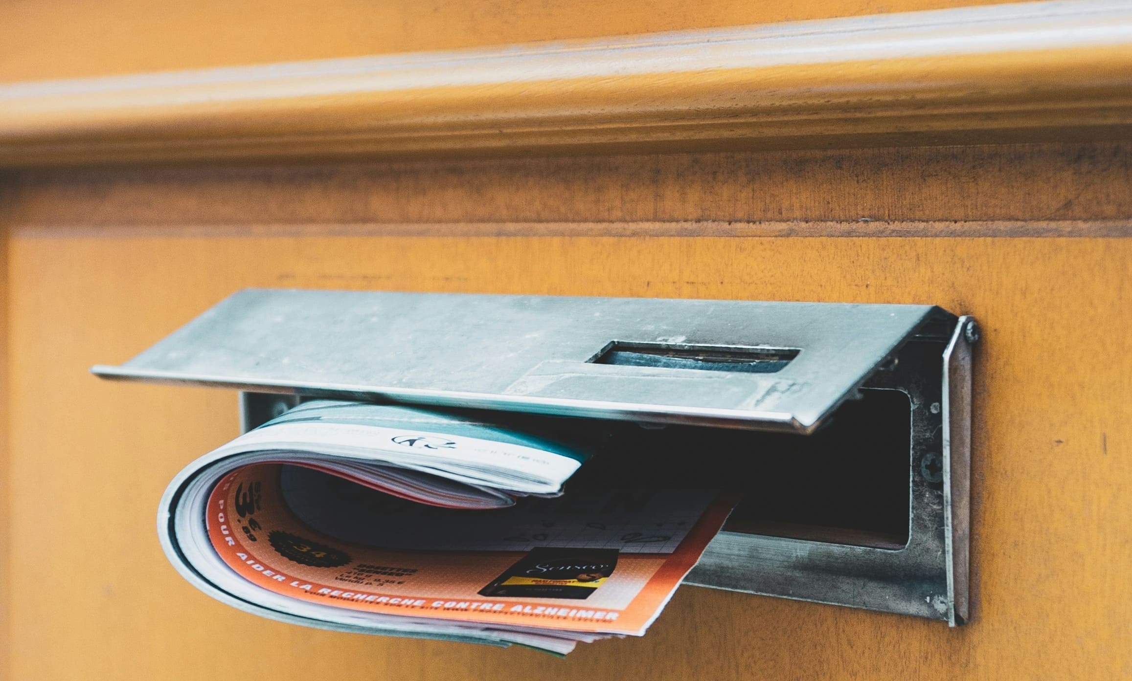 Courrier dans une boîte aux lettre sur une porte en bois