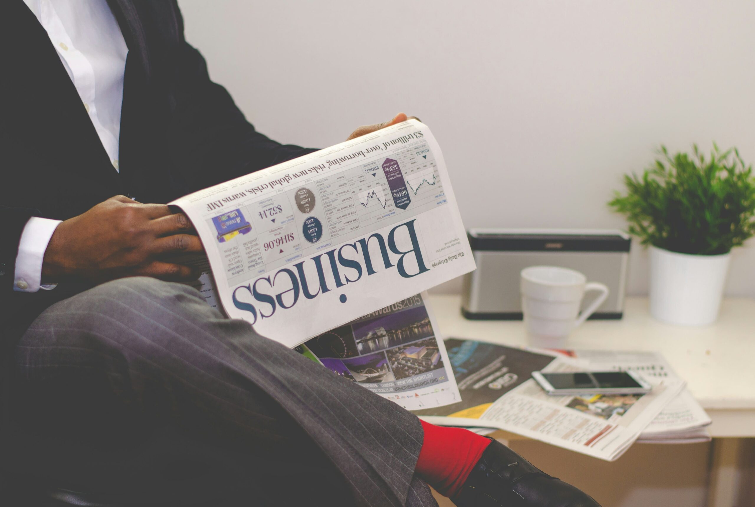 Un entrepreneur lit un journal de business