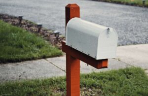 Une boîte aux lettres est devant une maison
