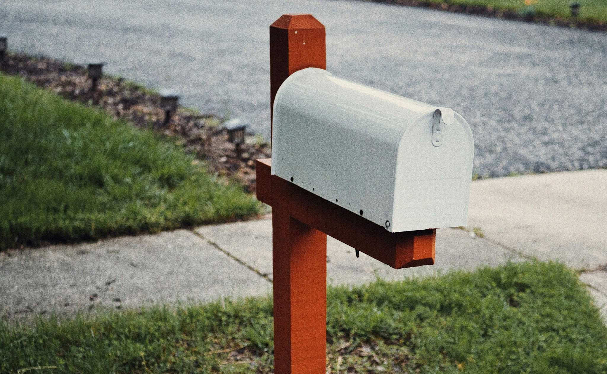 Une boîte aux lettres est devant une maison