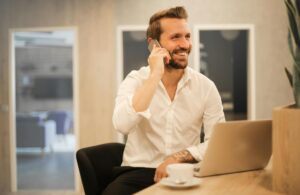 Un entrepreneur est au téléphone et est heureux
