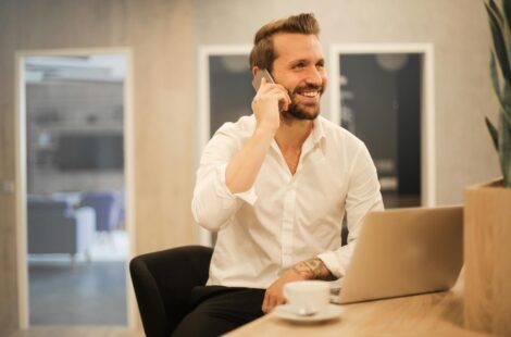 Un entrepreneur est au téléphone et est heureux