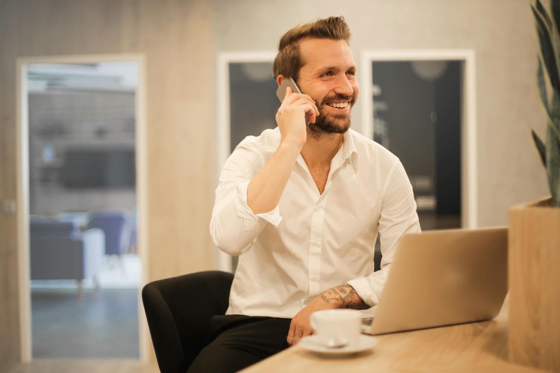 Un entrepreneur est au téléphone et est heureux