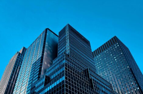 Building dans une ville avec un beau ciel bleu