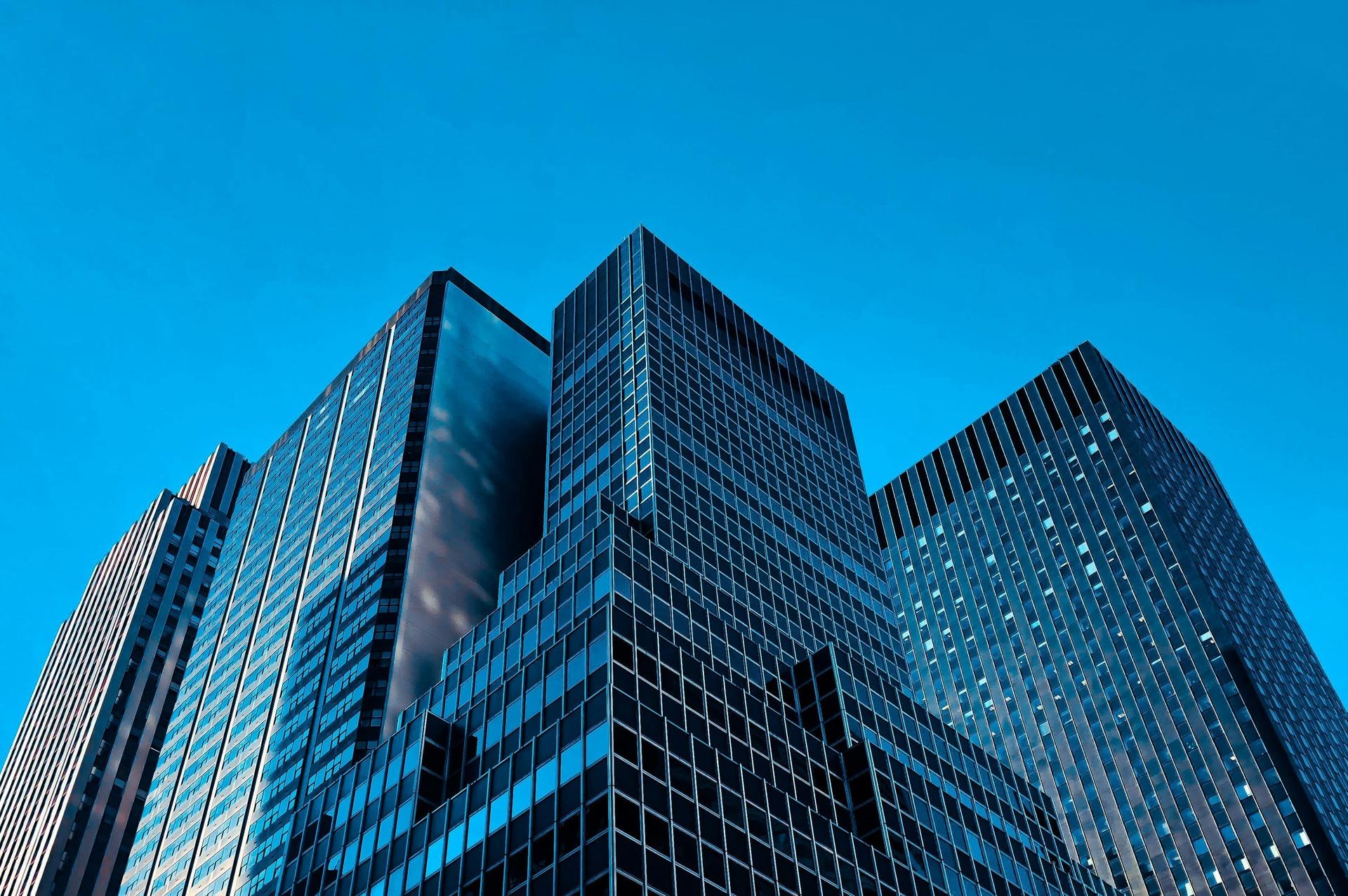 Building dans une ville avec un beau ciel bleu